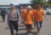 Pelaku usai diamankan oleh anggota satreskrim Polres Mojokerto./bongkah.id/Karimatul Maslahah/