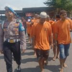 Pelaku usai diamankan oleh anggota satreskrim Polres Mojokerto./bongkah.id/Karimatul Maslahah/