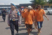 Pelaku usai diamankan oleh anggota satreskrim Polres Mojokerto./bongkah.id/Karimatul Maslahah/