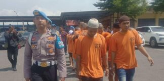 Pelaku usai diamankan oleh anggota satreskrim Polres Mojokerto./bongkah.id/Karimatul Maslahah/