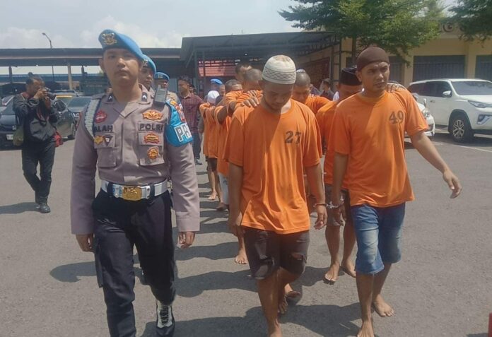 Pelaku usai diamankan oleh anggota satreskrim Polres Mojokerto./bongkah.id/Karimatul Maslahah/