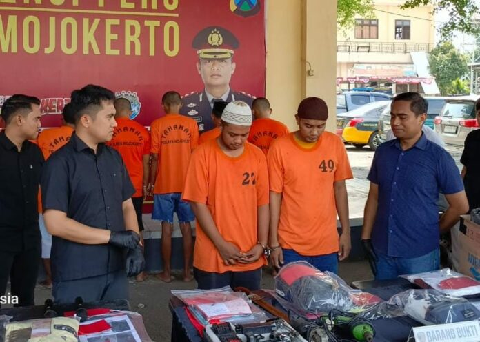 Kasatreskrim Polres Mojokerto, AKP Fauzy Pratama saat memberikan keterangan./bongkah.id/Karimatul Maslahah/