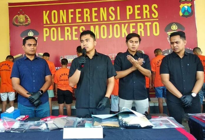 Kasatreskrim Polres Mojokerto, AKP Fauzy Pratama saat memberikan keterangan./bongkah.id/Karimatul Maslahah/