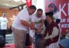 Kepala Kejaksaan Negeri Mojokerto, Endang Tirtana saat memberikan alat bantu jalan./Karimatul Maslahah/