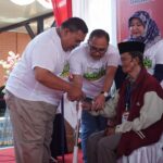 Kepala Kejaksaan Negeri Mojokerto, Endang Tirtana saat memberikan alat bantu jalan./Karimatul Maslahah/