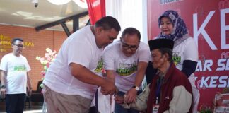 Kepala Kejaksaan Negeri Mojokerto, Endang Tirtana saat memberikan alat bantu jalan./Karimatul Maslahah/