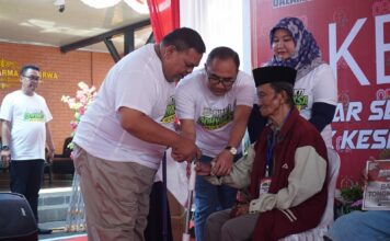 Hari Lahir Kejaksaan ke-80, Kejari Mojokerto Gelar Aksi Sosial Kepala Kejaksaan Negeri Mojokerto, Endang Tirtana saat memberikan alat bantu jalan./Karimatul Maslahah/