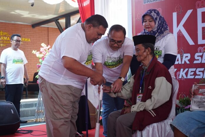 IMG-20250826-WA0011 Kepala Kejaksaan Negeri Mojokerto, Endang Tirtana saat memberikan alat bantu jalan./Karimatul Maslahah/