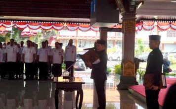 Bupati Mojokerto Muhammad Al Barra memimpin pelantikan 16 pejabat di pendapa GPM Mojokerto, Rabu (27/8/2025). IM.comKarimatul Maslahah/