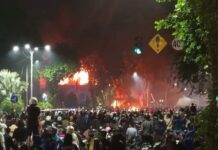 Aksi anarkis terjadi di Gedung Grahadi Surabaya, dibakar massa dan dijarah. Istimewa