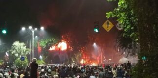 Aksi anarkis terjadi di Gedung Grahadi Surabaya, dibakar massa dan dijarah. Istimewa
