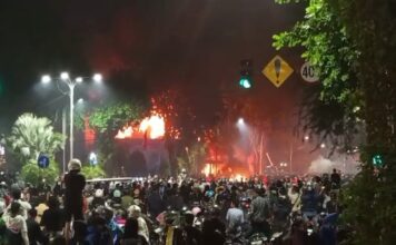 Aksi anarkis terjadi di Gedung Grahadi Surabaya, dibakar massa dan dijarah. Istimewa
