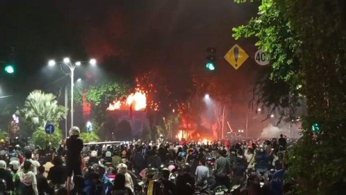 Aksi anarkis terjadi di Gedung Grahadi Surabaya, dibakar massa dan dijarah. Istimewa