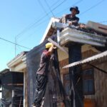 Warga binaan UNIM Mojokerto memasang instalasi untuk menampung air hujan.