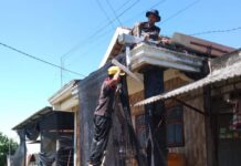 Warga binaan UNIM Mojokerto memasang instalasi untuk menampung air hujan.