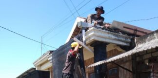 Warga binaan UNIM Mojokerto memasang instalasi untuk menampung air hujan.