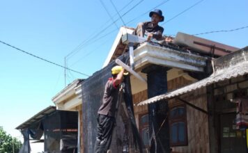 Warga binaan UNIM Mojokerto memasang instalasi untuk menampung air hujan.