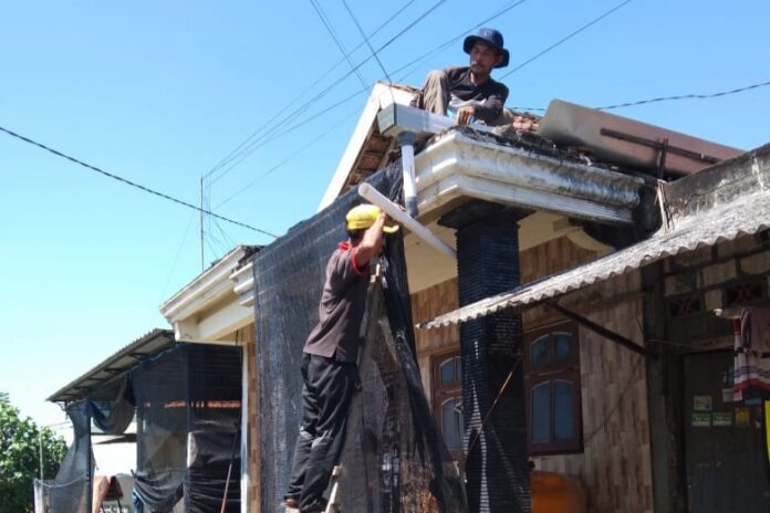 Warga binaan UNIM Mojokerto memasang instalasi untuk menampung air hujan.