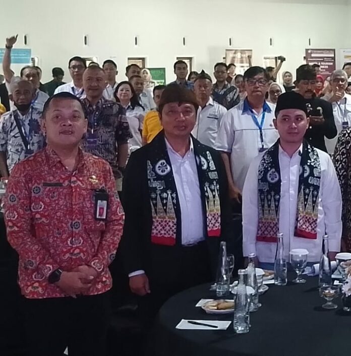 Dwi Cahyono (tengah) berpose bersama Bupati Mojokerto, Muhammad Al Barra (kanan) beserta Asisten Perekonomian dan Pembangunan Sekdaprov Jatim, Joko Irianto (kiri).