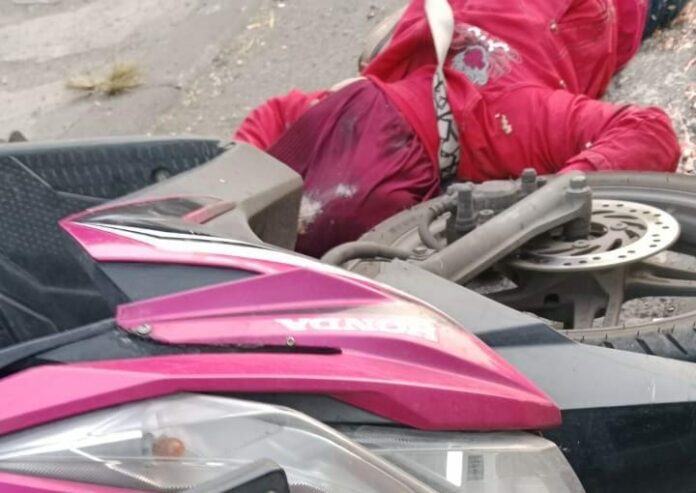 Korban lakalantas di Mojokerto, Jawa Timur, saat tergeletak di samping motornya./bongkah.id/Karimatul Maslahah/
