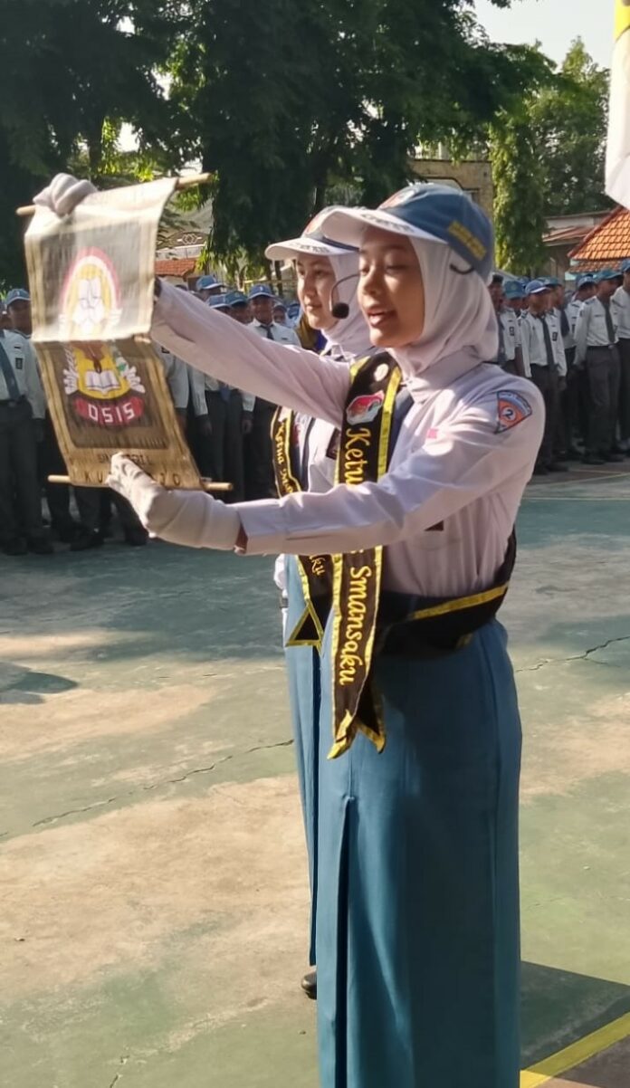 Febryana Desinta Akhmad, siswi kelas XI-2 terpilih sebagai Ketua OSIS SMAN 1 Kutorejo Kab Mojokerto, masa bakti 2025/2026.