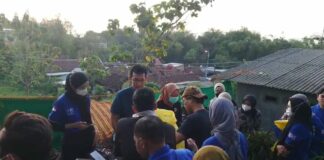 Tim forensik usai menemukan tulang kecil dari dalam gundukan tanah. IM com/Karimatul Maslahah/