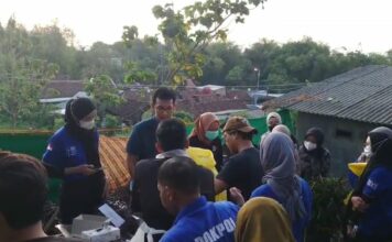 Tim forensik usai menemukan tulang kecil dari dalam gundukan tanah. IM com/Karimatul Maslahah/