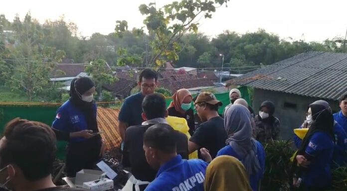 Tim forensik usai menemukan tulang kecil dari dalam gundukan tanah. IM com/Karimatul Maslahah/