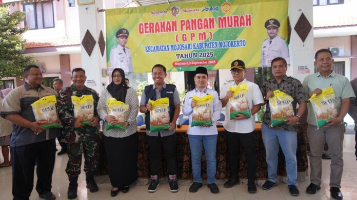 Bupati Mojokerto Al Barra saat membuka program Gerakan Pangan Murah di Pendopo Kecamatan Mojosari, Rabu (3/9/2025).
