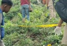 Petugas saat menunjukkan potongan tubuh manusia.