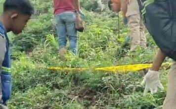 Petugas saat menunjukkan potongan tubuh manusia.
