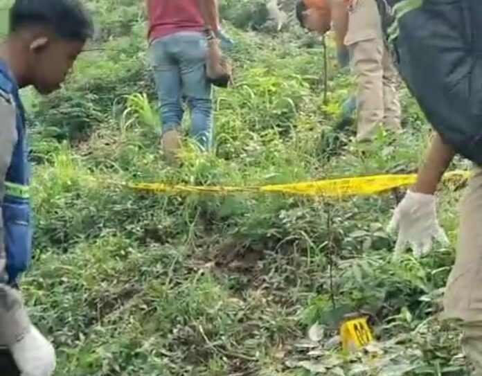 Petugas saat menunjukkan potongan tubuh manusia.