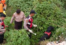 Polisi saat menyisir lokasi di jurang Pacet, Mojokerto, Jawa Timur.