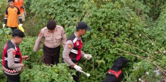 Polisi saat menyisir lokasi di jurang Pacet, Mojokerto, Jawa Timur.