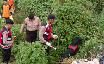 Polisi saat menyisir lokasi di jurang Pacet, Mojokerto, Jawa Timur.