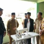 Penyerahan 3 unit mesin jahit dari pemkab Mojokerto./im.com/istimewa