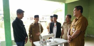 Penyerahan 3 unit mesin jahit dari pemkab Mojokerto./im.com/istimewa