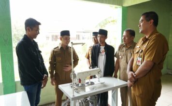 Penyerahan 3 unit mesin jahit dari pemkab Mojokerto./im.com/istimewa