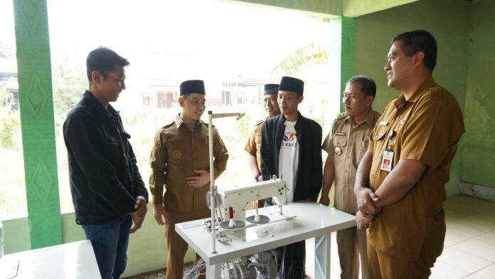 Bupati Mojokerto Muhammad Al Barra menyerah secata simbolis 3 unit mesin jahit dari pemkab Mojokerto. IM.com/Istimewa Penyerahan 3 unit mesin jahit dari pemkab Mojokerto./im.com/istimewa