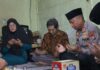 Kapolres Mojokerto saat melakukan takziah di rumah korban mutilasi di Lamongan.