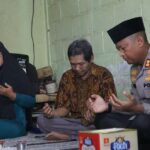 Kapolres Mojokerto saat melakukan takziah di rumah korban mutilasi di Lamongan.