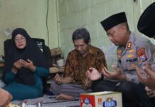 Kapolres Mojokerto saat melakukan takziah di rumah korban mutilasi di Lamongan.