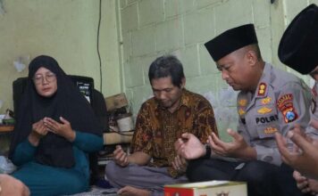 Kapolres Mojokerto saat melakukan takziah di rumah korban mutilasi di Lamongan.