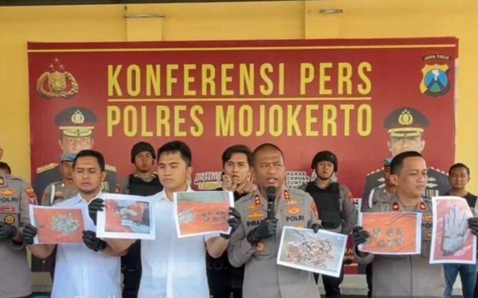 Potongan tubuh TAS korban mutilasi yang ditemukan polisi di jurang Pacet Mojokerto./bongkah.id/Karimatul Maslahah/