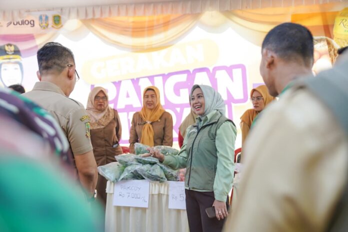 Wali Kota Mojokerto Ning Ita saat meninjau Gerakan Pangan Murah di Kantor Kecamatan Prajurit Kulon, Selasa (23/9/2025).