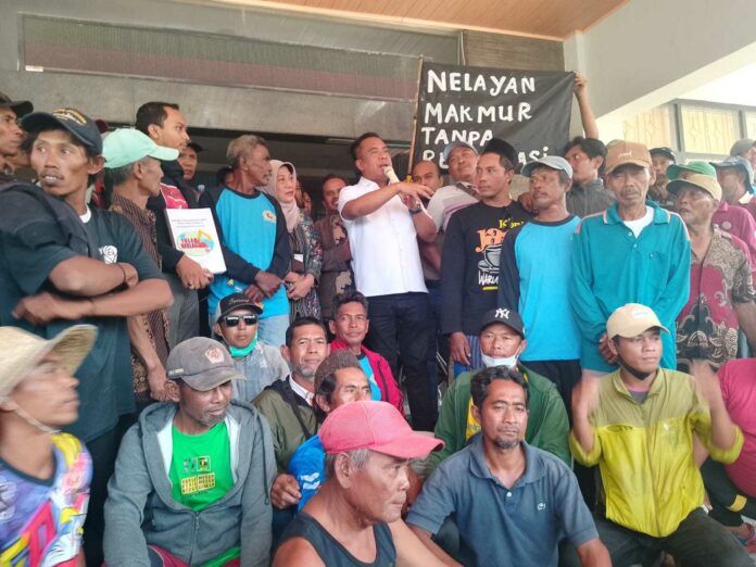 Kepala Dinas Kelautan dan Perikanan (Diskanla) Jawa Timur, Dr. Ir. Muhammad Isa Anshori, menerima langsung aspirasi warga, menegaskan komitmen pemerintah provinsi untuk mendampingi masyarakat pesisir.