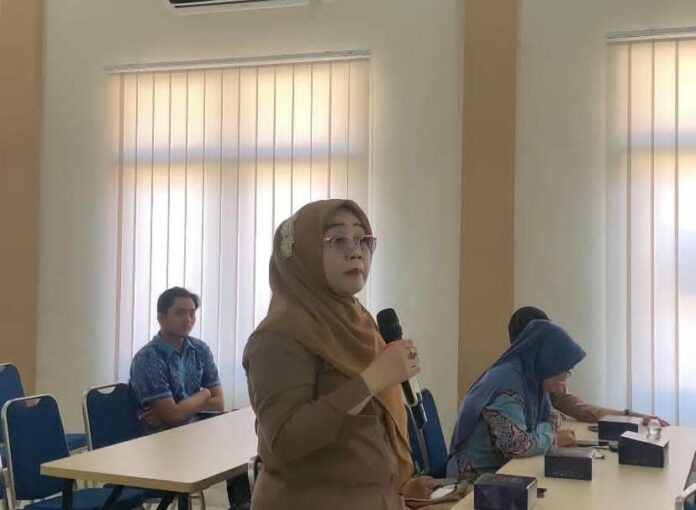 Anggota DPRD Kabupaten Mojokerto Ade Ria Suryani saat memberikan sambutan pada kegiatan pemantapan KDMP di DinkopUM./Karimatul Maslahah/