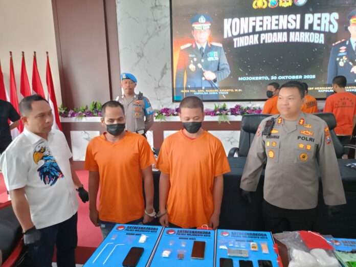 Konferensi pers dua kurir jaringan peredaran sabu antarwilayah di ruang Prabu Hayam Wuruk Mapolresta Mojokerto, Kamis (30/10/2025).