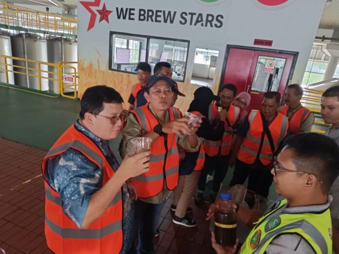 PWI Mojokerto saat diajak keliling tempat produksi bir di PT MBI Mojokerto./istimewa/