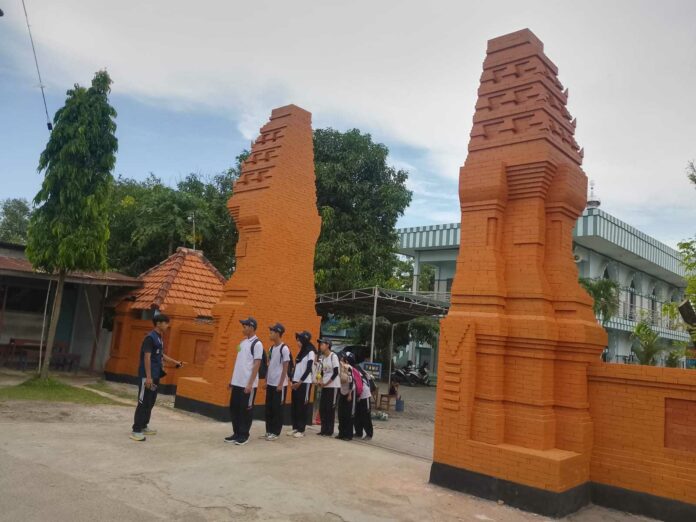 Pagar bercorak Majapahit, mencerminkan kebanggaan terhadap identitas lokal sekaligus semangat gotong royong.